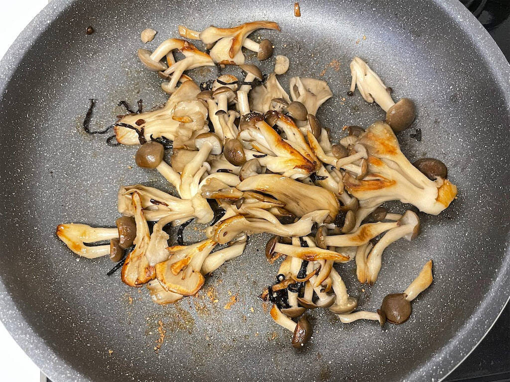 【キノコはバターで炒めて鶏ガラと塩昆布で調味】すると…意味わからんくらい旨い♡舞茸としめじで挑戦！