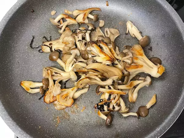 「【キノコはバターで炒めて鶏ガラと塩昆布で調味】すると…意味わからんくらい旨い♡舞茸としめじで挑戦！」の画像