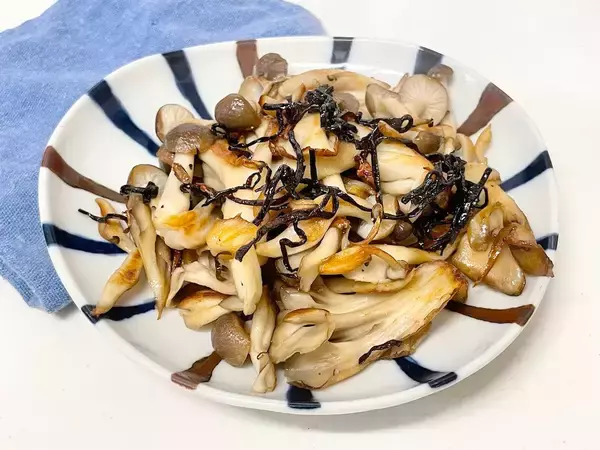 「【キノコはバターで炒めて鶏ガラと塩昆布で調味】すると…意味わからんくらい旨い♡舞茸としめじで挑戦！」の画像