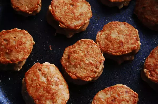 「【ふわジュワが過ぎる♡】最強ソフトな肉団子、作ろう！安価なもやしと余り野菜で煮込めば…トロうま～♡」の画像