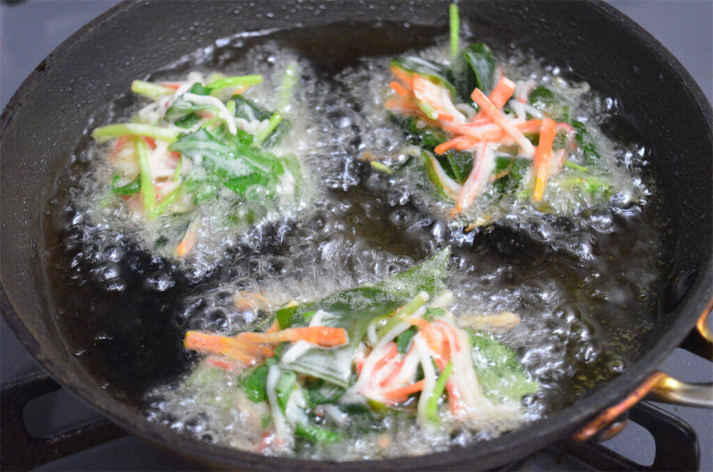 【わかめって実は揚げるとウマい】みしっ、モチッの衝撃食感♡磯の香りただよう「ワカメの天ぷら」作ってみた！