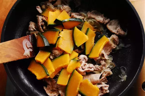 「【肉じゃが派生版】レンチンかぼちゃでほっこり「肉かぼ」作ってみた♪シンプル味付けで簡単【冬の養生レシピ】」の画像