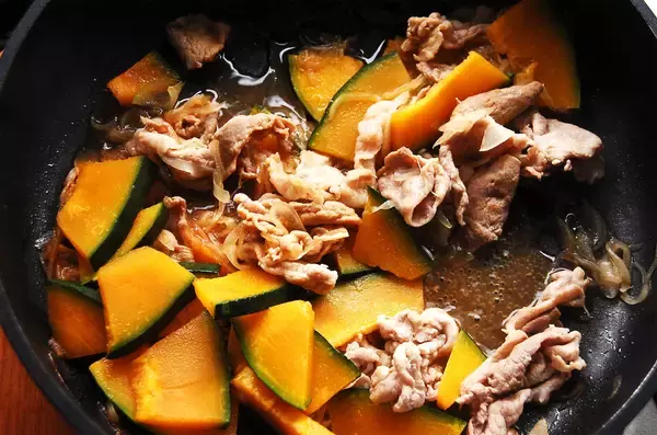 「【肉じゃが派生版】レンチンかぼちゃでほっこり「肉かぼ」作ってみた♪シンプル味付けで簡単【冬の養生レシピ】」の画像