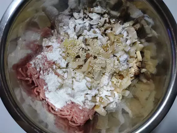 「「肉まん」がフライパンで作れるって♪米粉でもっちもちな仕上がり！ジューシーさコンビニ超え!?【農家直伝】」の画像