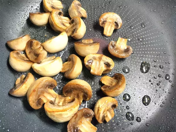 「【志麻さんの真骨頂】フランス料理基本のき！付け合わせの王道「マッシュルームソテーの作り方」に挑戦！」の画像