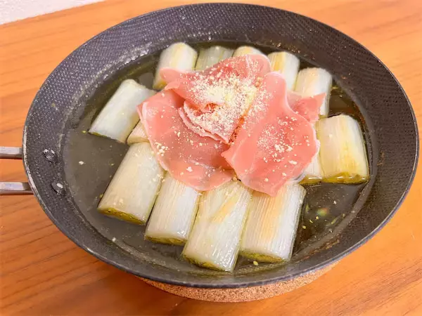 【極上つまみ】旬の長ねぎをオイルで熱して甘味倍増「アヒージョ」作ってみた！生ハム追加で旨味天国に♡