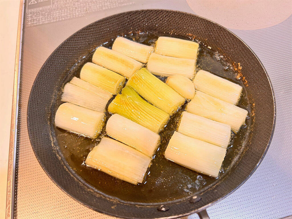 【極上つまみ】旬の長ねぎをオイルで熱して甘味倍増「アヒージョ」作ってみた！生ハム追加で旨味天国に♡