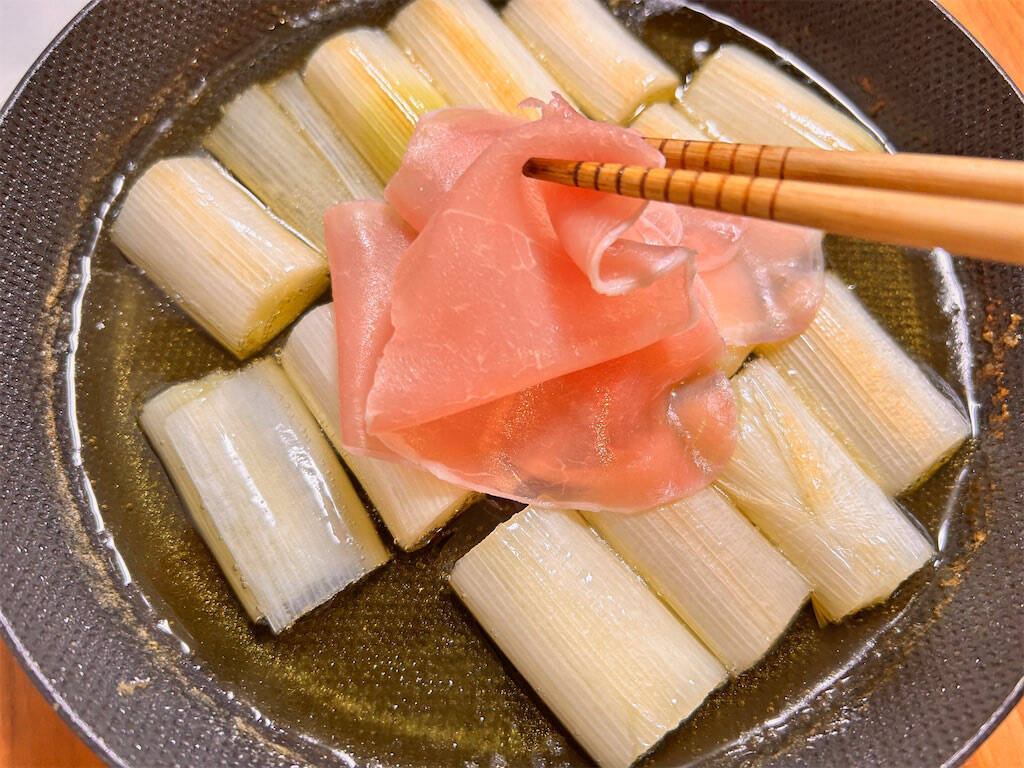 【極上つまみ】旬の長ねぎをオイルで熱して甘味倍増「アヒージョ」作ってみた！生ハム追加で旨味天国に♡