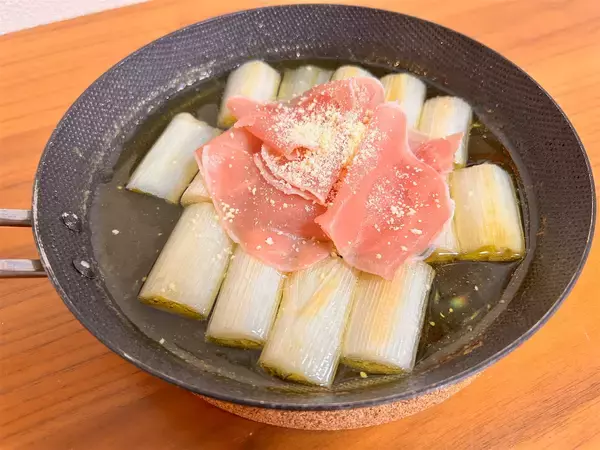 「【極上つまみ】旬の長ねぎをオイルで熱して甘味倍増「アヒージョ」作ってみた！生ハム追加で旨味天国に♡」の画像
