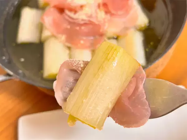 「【極上つまみ】旬の長ねぎをオイルで熱して甘味倍増「アヒージョ」作ってみた！生ハム追加で旨味天国に♡」の画像