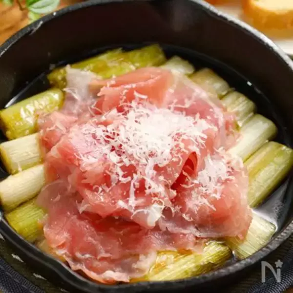 「【極上つまみ】旬の長ねぎをオイルで熱して甘味倍増「アヒージョ」作ってみた！生ハム追加で旨味天国に♡」の画像