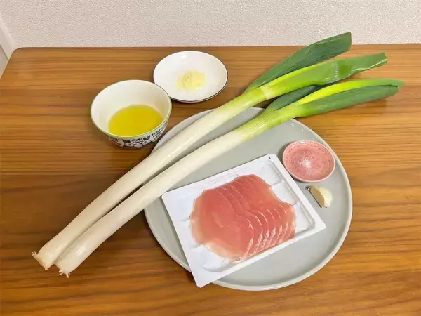 「【極上つまみ】旬の長ねぎをオイルで熱して甘味倍増「アヒージョ」作ってみた！生ハム追加で旨味天国に♡」の画像