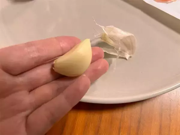 「【極上つまみ】旬の長ねぎをオイルで熱して甘味倍増「アヒージョ」作ってみた！生ハム追加で旨味天国に♡」の画像