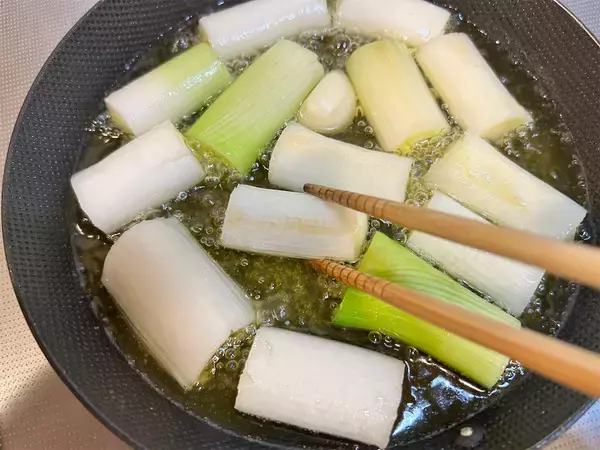 「【極上つまみ】旬の長ねぎをオイルで熱して甘味倍増「アヒージョ」作ってみた！生ハム追加で旨味天国に♡」の画像