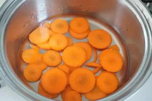 「【ヘルシーすぎスイーツ】ヨーグルト風豆腐でまろやか「人参ゼリー」作ってみた！隠し味は梅干し!?【農家直伝】」の画像