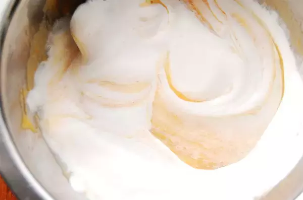 「【熟しすぎ柿で絶品スイーツ♡】作りおきの冷凍柿で「柿ムース」作ってみた！混ぜて冷やすだけでとろける～」の画像