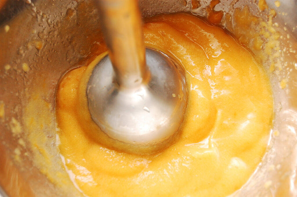 【熟しすぎ柿で絶品スイーツ♡】作りおきの冷凍柿で「柿ムース」作ってみた！混ぜて冷やすだけでとろける～