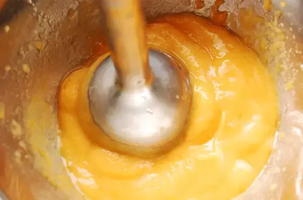 「【熟しすぎ柿で絶品スイーツ♡】作りおきの冷凍柿で「柿ムース」作ってみた！混ぜて冷やすだけでとろける～」の画像