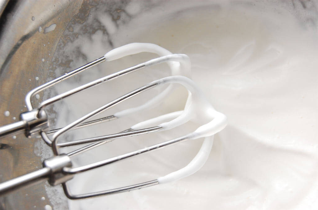 【熟しすぎ柿で絶品スイーツ♡】作りおきの冷凍柿で「柿ムース」作ってみた！混ぜて冷やすだけでとろける～