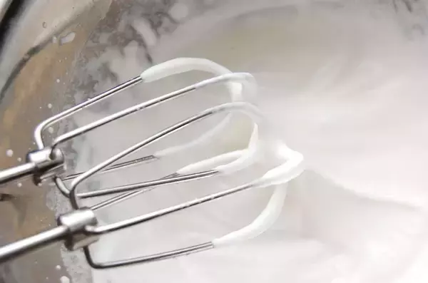 「【熟しすぎ柿で絶品スイーツ♡】作りおきの冷凍柿で「柿ムース」作ってみた！混ぜて冷やすだけでとろける～」の画像