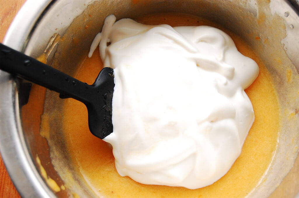 【熟しすぎ柿で絶品スイーツ♡】作りおきの冷凍柿で「柿ムース」作ってみた！混ぜて冷やすだけでとろける～