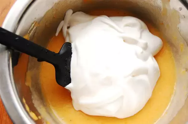 「【熟しすぎ柿で絶品スイーツ♡】作りおきの冷凍柿で「柿ムース」作ってみた！混ぜて冷やすだけでとろける～」の画像