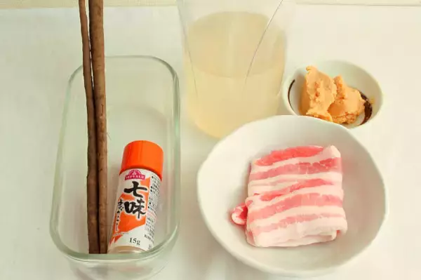 「【日々の疲れにお助けみそ汁】具材は豚肉・ごぼうだけ「シンプル豚汁」作ってみた！なのに意外な満足感♪」の画像