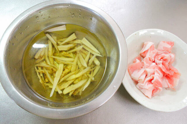 【日々の疲れにお助けみそ汁】具材は豚肉・ごぼうだけ「シンプル豚汁」作ってみた！なのに意外な満足感♪