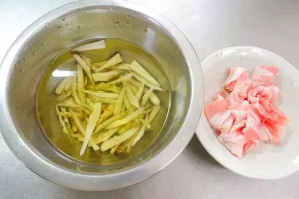 「【日々の疲れにお助けみそ汁】具材は豚肉・ごぼうだけ「シンプル豚汁」作ってみた！なのに意外な満足感♪」の画像
