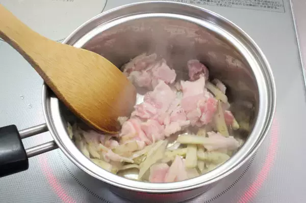 「【日々の疲れにお助けみそ汁】具材は豚肉・ごぼうだけ「シンプル豚汁」作ってみた！なのに意外な満足感♪」の画像