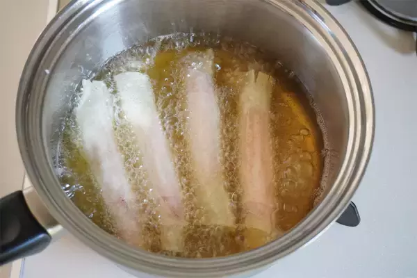 「【ワンハンド春巻き】アスパラ・ハム・チーズを細～く巻いてみた！結果…新感覚のバリバリおつまみ爆誕♡」の画像