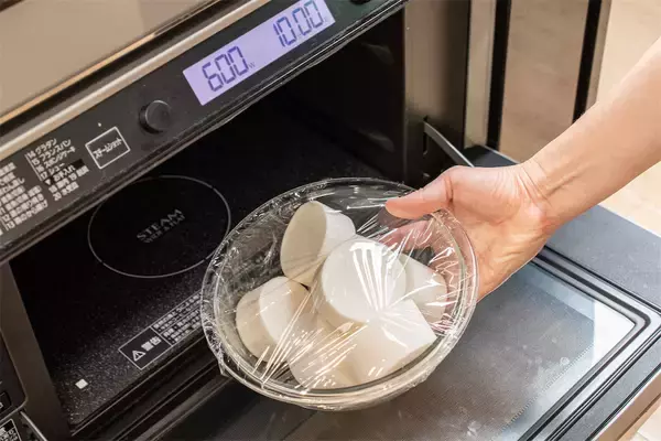 「【青髪のテツ】「"味シミ大根"を時短で仕上げる裏ワザ、教えちゃおっかな」え、それだけで!?つゆだく感MAX♪」の画像