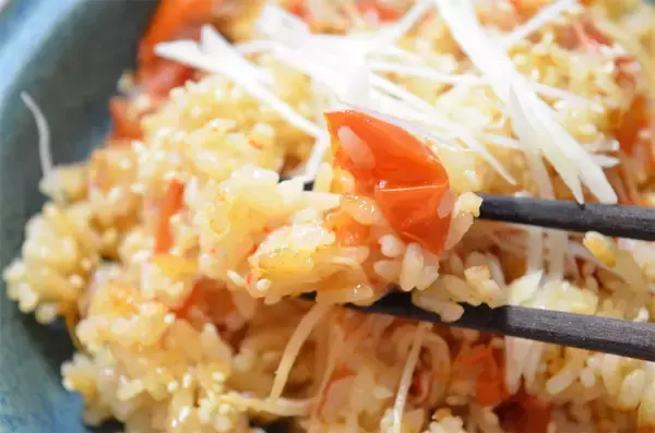 「【夏の黄金コンビ】ミニトマト×新しょうがで爽快すぎる炊き込みご飯作ってみた！ゴマ油で中華風に激変♪」の画像