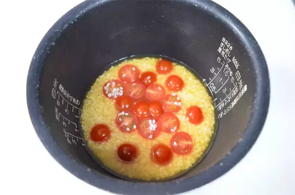 「【夏の黄金コンビ】ミニトマト×新しょうがで爽快すぎる炊き込みご飯作ってみた！ゴマ油で中華風に激変♪」の画像