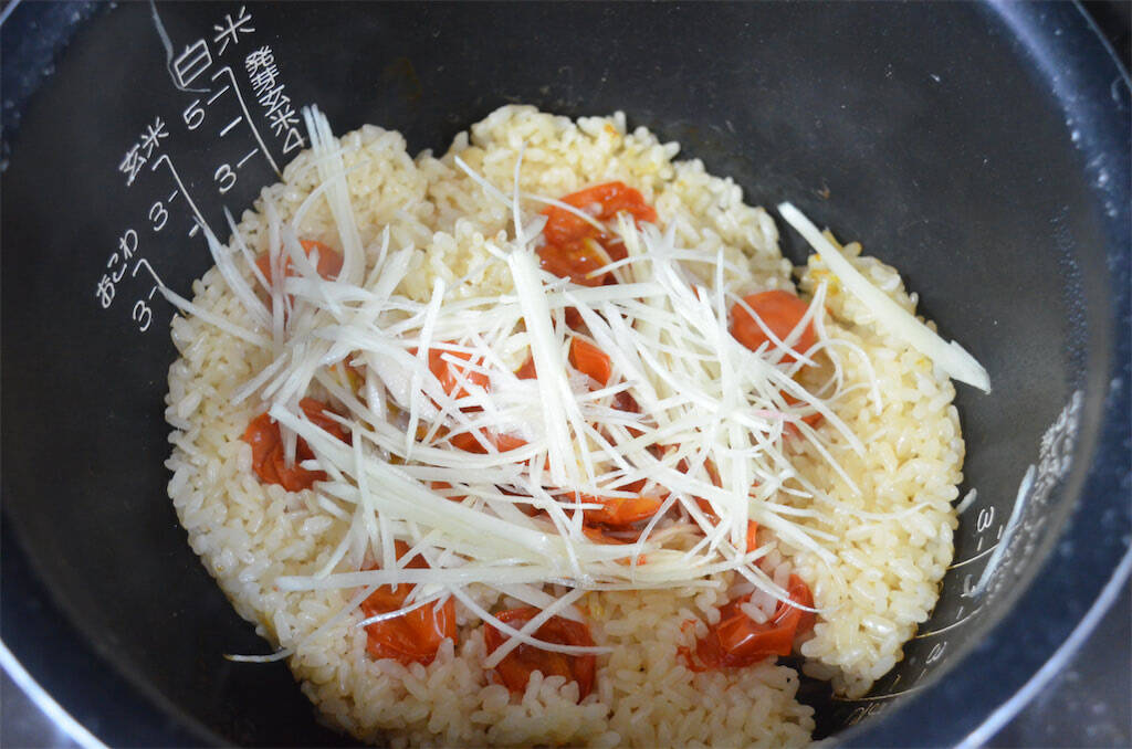 【夏の黄金コンビ】ミニトマト×新しょうがで爽快すぎる炊き込みご飯作ってみた！ゴマ油で中華風に激変♪