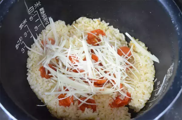 「【夏の黄金コンビ】ミニトマト×新しょうがで爽快すぎる炊き込みご飯作ってみた！ゴマ油で中華風に激変♪」の画像