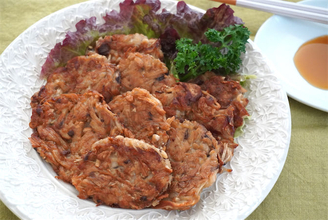 【きのこを叩き潰して…!?】驚愕のレシピで「きのこ3種チヂミ」作ってみた！小麦粉少なめでなんつー濃厚さ♪