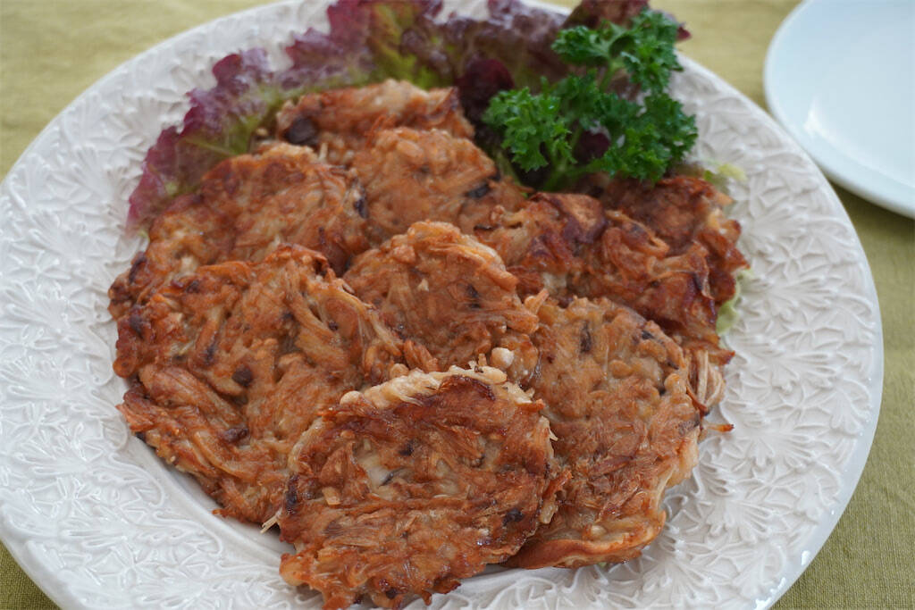 【きのこを叩き潰して…!?】驚愕のレシピで「きのこ3種チヂミ」作ってみた！小麦粉少なめでなんつー濃厚さ♪