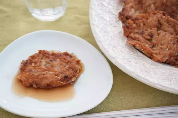 「【きのこを叩き潰して…!?】驚愕のレシピで「きのこ3種チヂミ」作ってみた！小麦粉少なめでなんつー濃厚さ♪」の画像