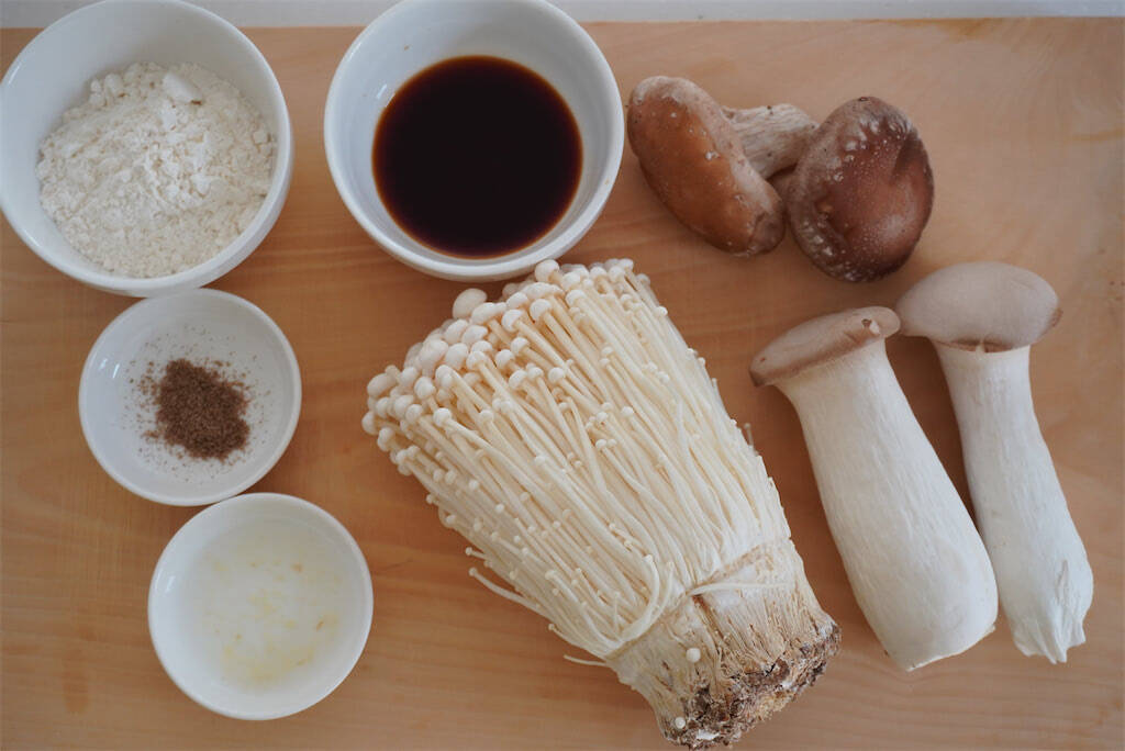 【きのこを叩き潰して…!?】驚愕のレシピで「きのこ3種チヂミ」作ってみた！小麦粉少なめでなんつー濃厚さ♪