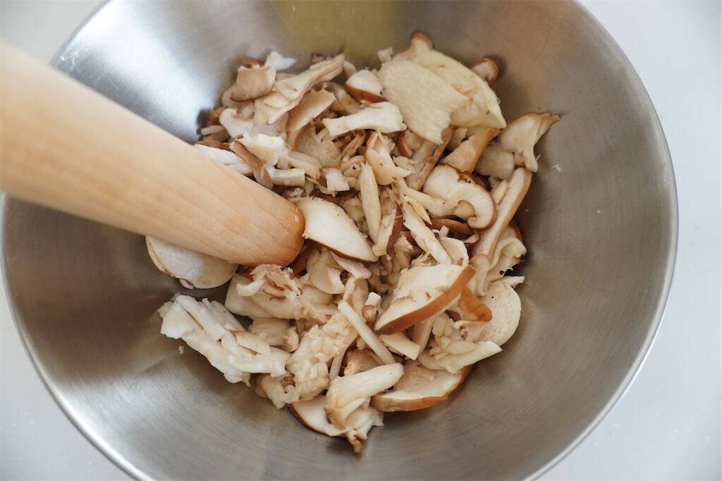 【きのこを叩き潰して…!?】驚愕のレシピで「きのこ3種チヂミ」作ってみた！小麦粉少なめでなんつー濃厚さ♪