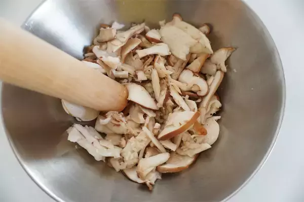 「【きのこを叩き潰して…!?】驚愕のレシピで「きのこ3種チヂミ」作ってみた！小麦粉少なめでなんつー濃厚さ♪」の画像