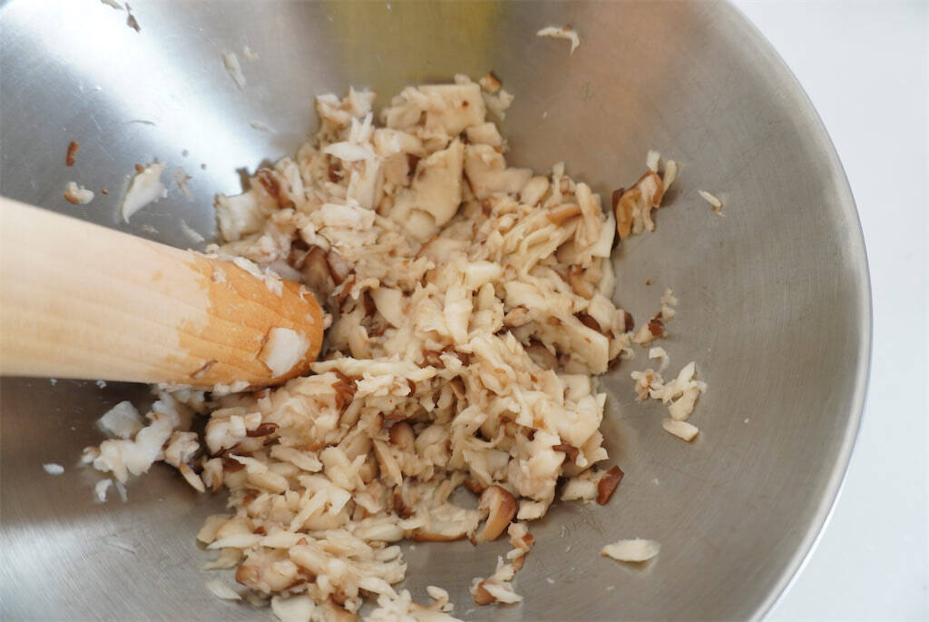 【きのこを叩き潰して…!?】驚愕のレシピで「きのこ3種チヂミ」作ってみた！小麦粉少なめでなんつー濃厚さ♪