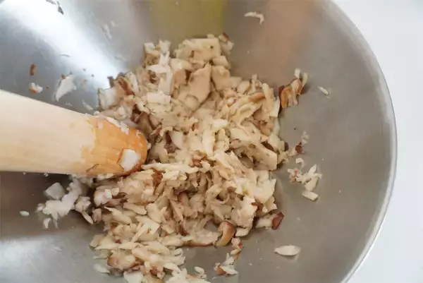 「【きのこを叩き潰して…!?】驚愕のレシピで「きのこ3種チヂミ」作ってみた！小麦粉少なめでなんつー濃厚さ♪」の画像