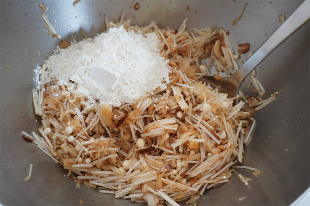 【きのこを叩き潰して…!?】驚愕のレシピで「きのこ3種チヂミ」作ってみた！小麦粉少なめでなんつー濃厚さ♪