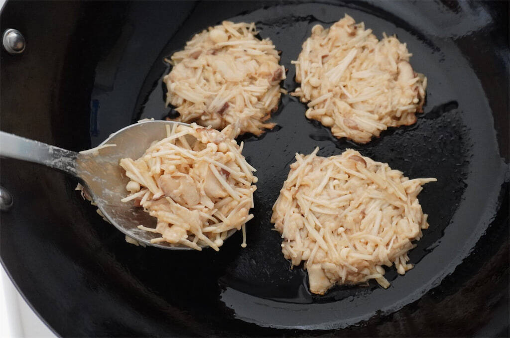 【きのこを叩き潰して…!?】驚愕のレシピで「きのこ3種チヂミ」作ってみた！小麦粉少なめでなんつー濃厚さ♪