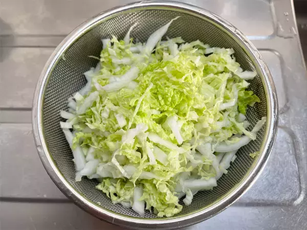 「【あえての生食】白菜で酒が飲める♪「にんにくみそマヨサラダ」作ってみた！コクと甘味のハーモニー、優勝♪」の画像