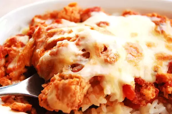 「【3分でトマトソース完成】パックご飯と缶詰で「安らぎドリア」作ってみた！栄養素でストレス解消だって!?」の画像