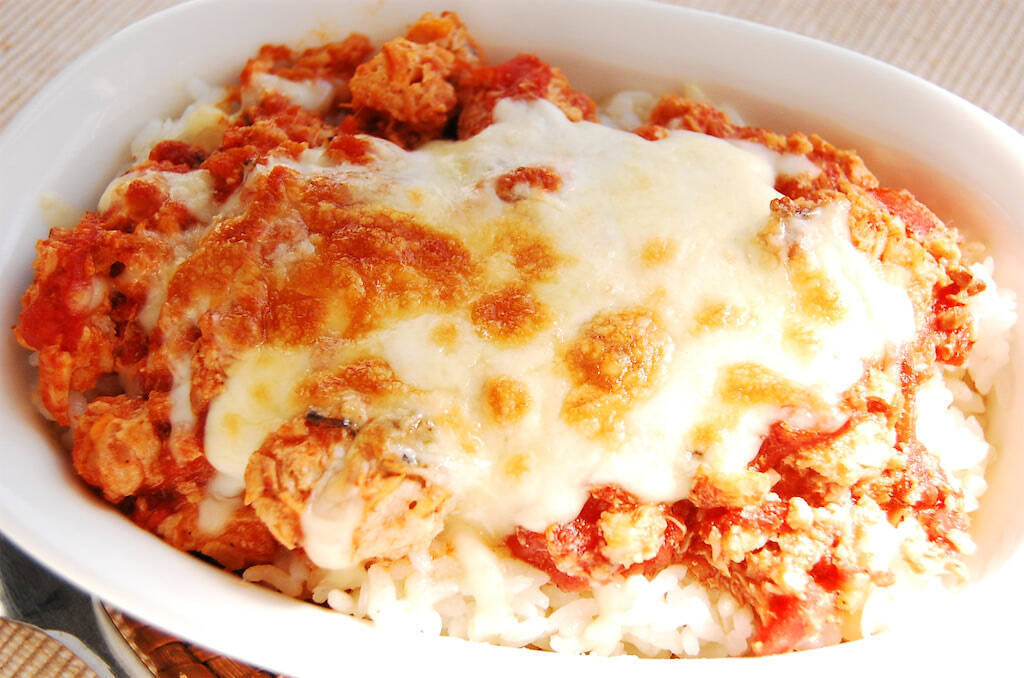 【3分でトマトソース完成】パックご飯と缶詰で「安らぎドリア」作ってみた！栄養素でストレス解消だって!?