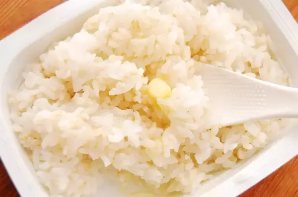 「【3分でトマトソース完成】パックご飯と缶詰で「安らぎドリア」作ってみた！栄養素でストレス解消だって!?」の画像